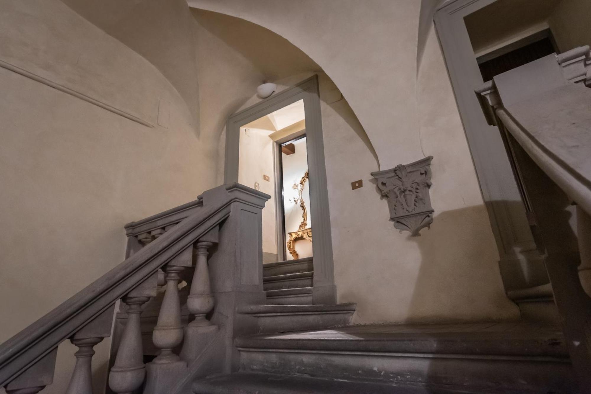 Apartment Santo Spirito Frescoed 6 Sleeps *