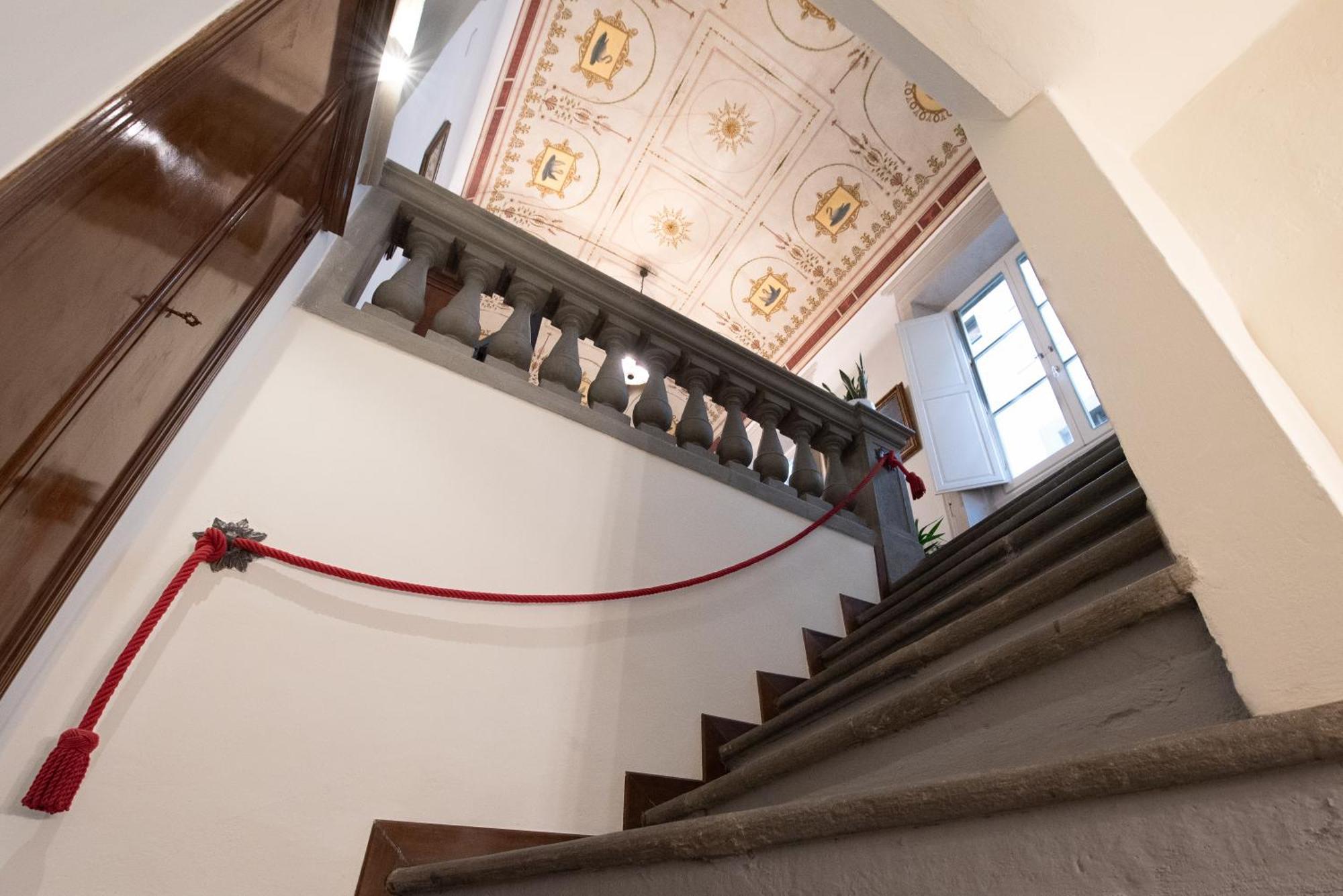 Santo Spirito Frescoed 6 Sleeps Apartment Florence
