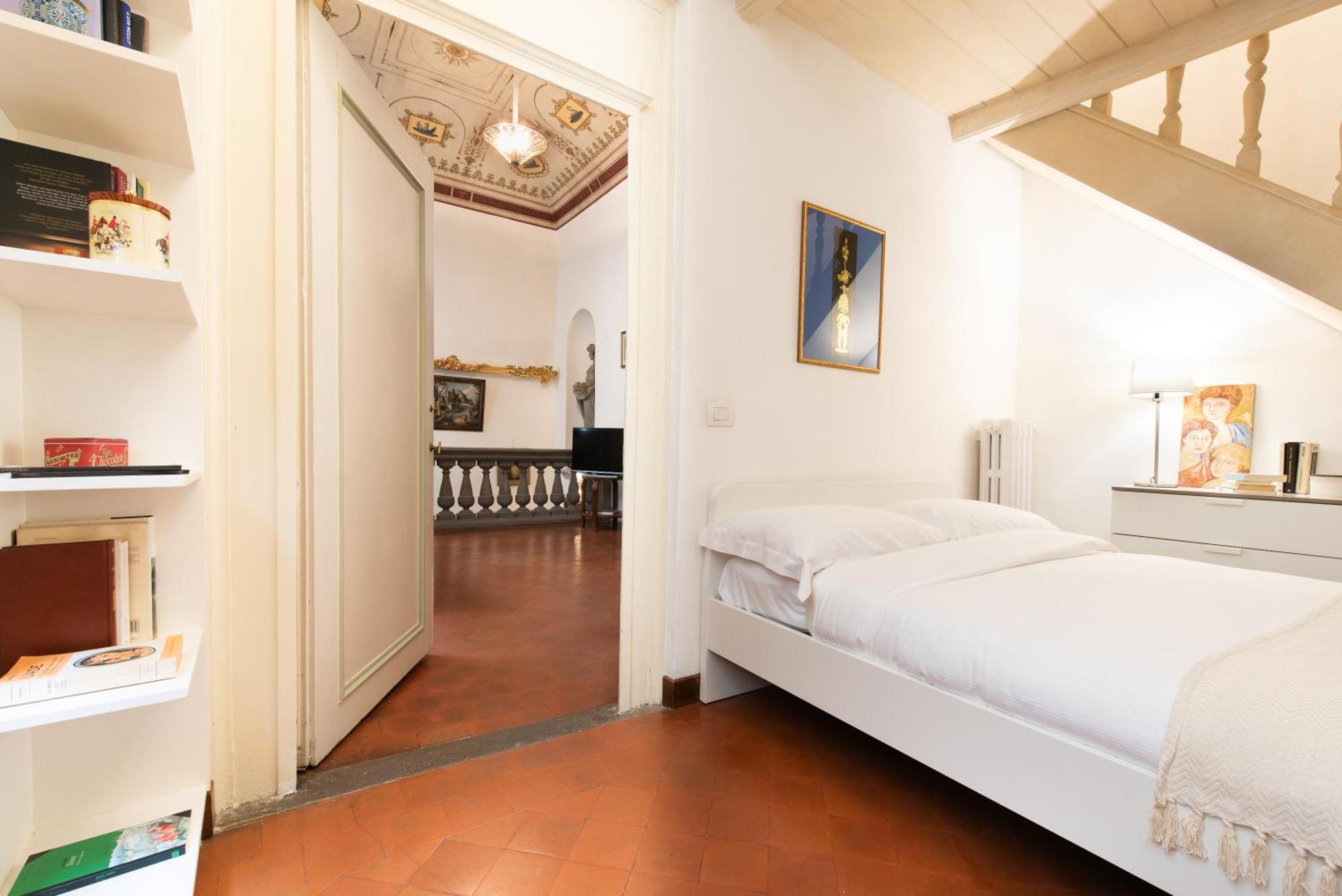Apartment Santo Spirito Frescoed 6 Sleeps