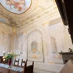 Santo Spirito Frescoed 6 Sleeps Apartment