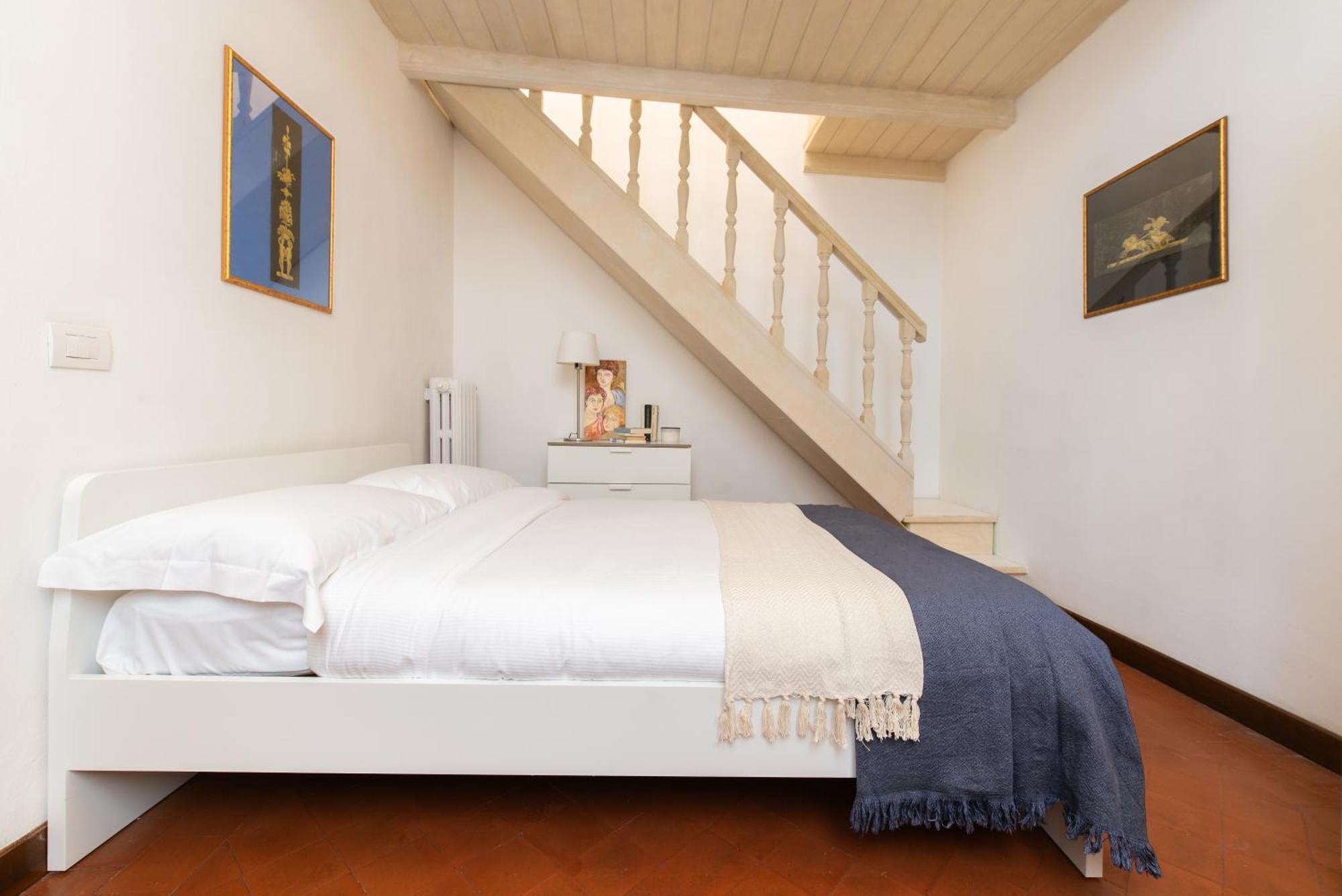Santo Spirito Frescoed 6 Sleeps